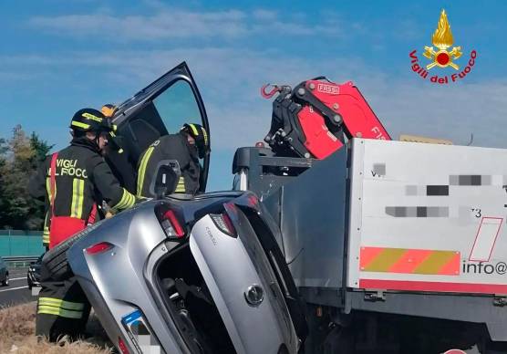 Forlì, incidente in A14: tre feriti dopo lo scontro tra un camion e un’auto