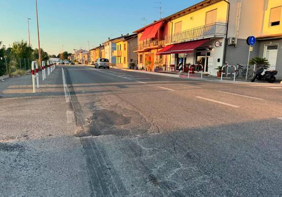 Cesena, vibrazioni a causa delle buche: “Situazione insostenibile a Borgo Paglia”