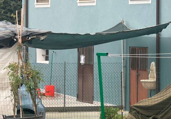 Una delle stanze della casa sotto sequestro