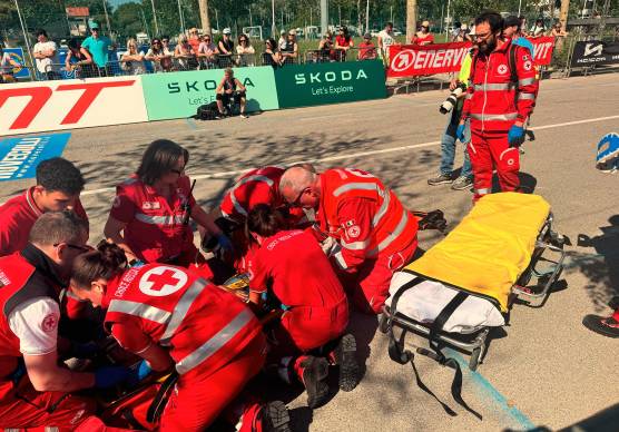 Ciclismo. Incidente alla Nove colli, soccorsa una ciclista VIDEO