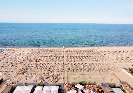 Spiaggia, la collera dei commercianti di Cervia. «Norme aggirate, controlli insufficienti»