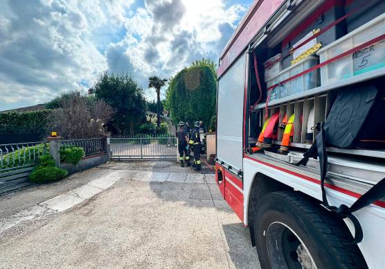 Cesena, incendio nella cucina di una villa: paura per due cani ma se la cavano