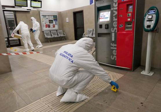 Gli accertamenti degli agenti della Scientifica (foto Mauro Monti)