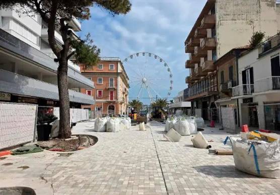 Via Ceccarini e il cantiere