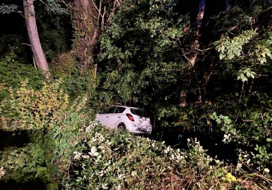 Premilcuore, auto in bilico nel dirupo: salvata ragazza