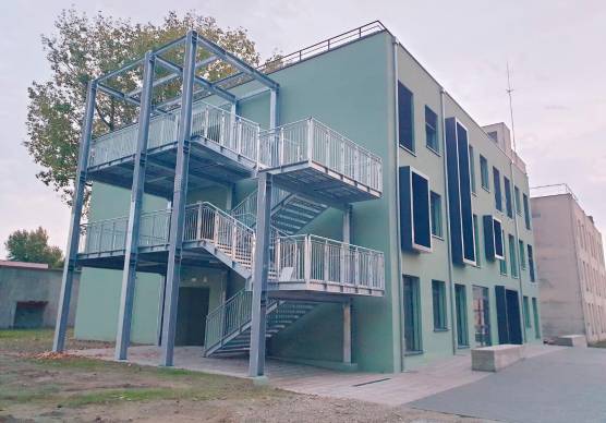 Lugo. Fuma a scuola, poi aggredisce la bidella, che chiede i danni ai genitori