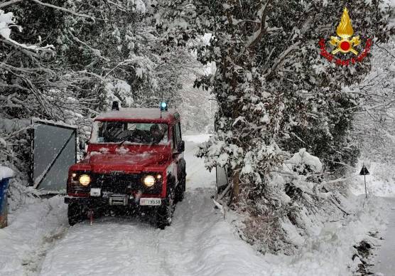 Bertinoro, stufa in fiamme a Santa Maria Nuova: due anziani soccorsi. Per i Vigili del Fuoco centinaia di interventi a causa della neve VIDEO
