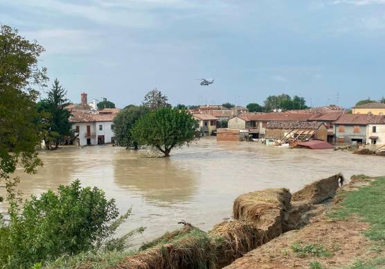 L’alluvione del 2024 a Traversara e uno degli elicotteri che portò in salvo gli abitanti rifugiati sui tetti (foto Massimo Fiorentini)