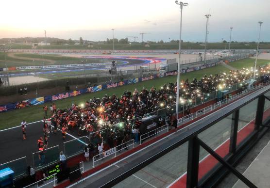 MotoGp a Misano, la sfilata notturna di centinaia di Ktm VIDEO