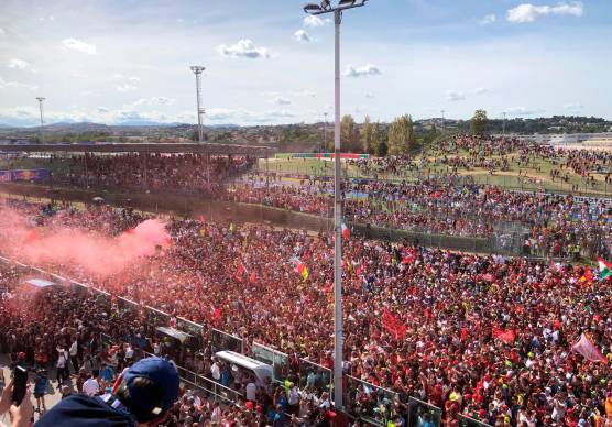 MotoGp, il pubblico da record, il disgelo con Marquez: finalmente a Misano è iniziato il “dopo Valentino” VIDEO