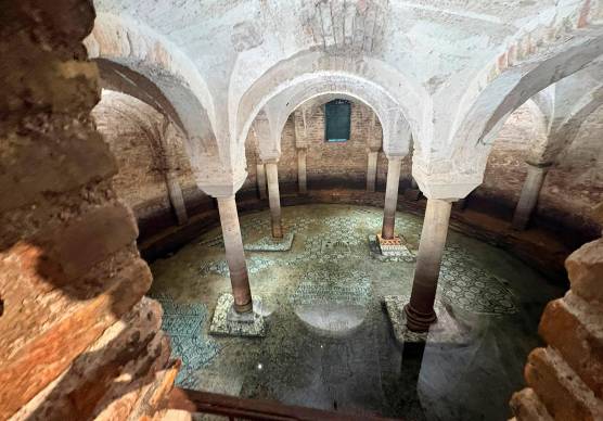 Ravenna, appello delle guide turistiche: “Alghe sul pavimento a mosaico della cripta della Basilica di San Francesco”