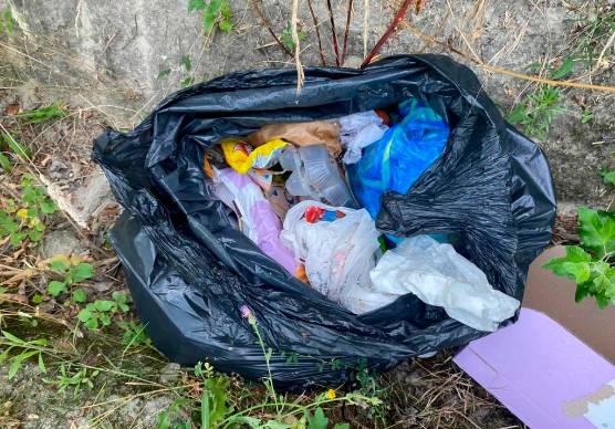 Rifiuti abbandonati in via Roversano