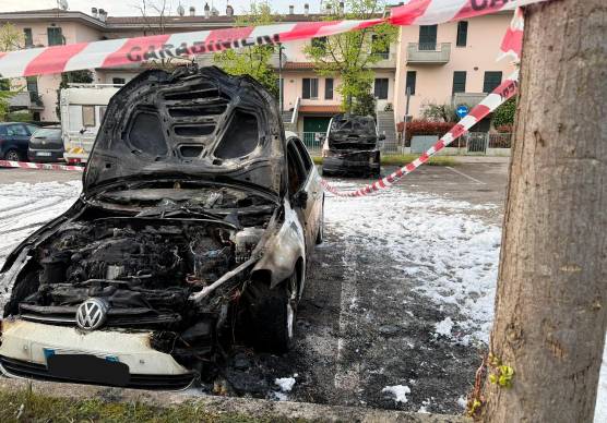 L’auto e il furgone incendiati