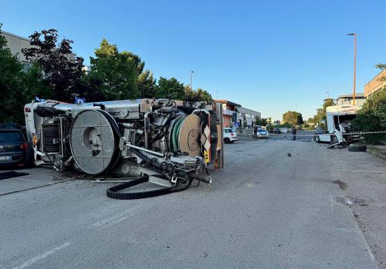Cesena, camion degli spurghi si ribalta dopo un impatto a Torre del Moro con la motrice di un mezzo pesante, chisua via Pastore