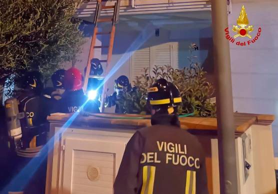 San Mauro Pascoli, incendio nella notte: una famiglia si rifugia sul tetto, poi è salvata dai Vigili del Fuoco