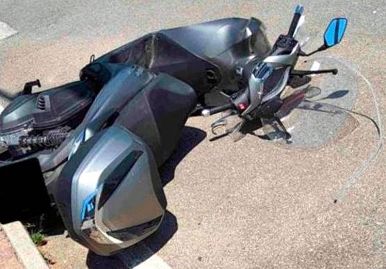 Lo scooter su cui viaggiava il 74enne