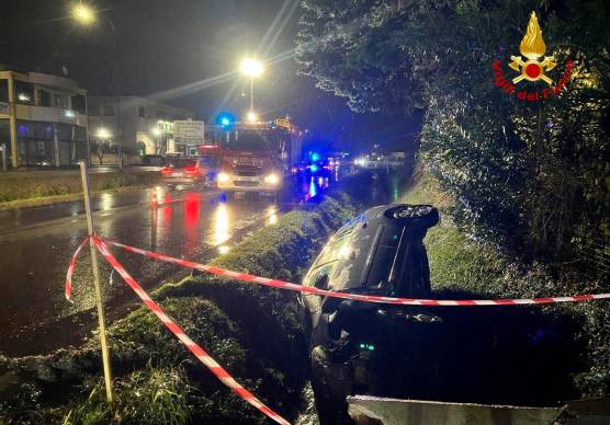 Savignano, finisce con l’auto nel canale: soccorso dai Vigili del Fuoco