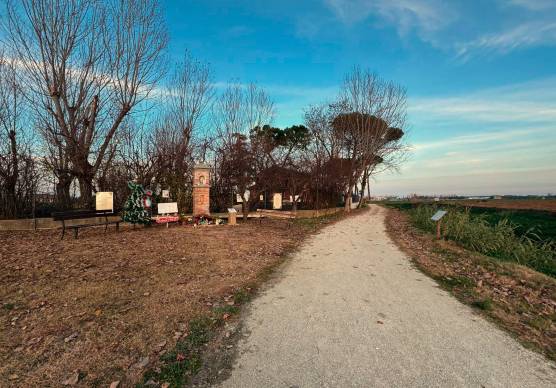 Sopra il punto in cui la runner 50enne era stata aggredita. Sotto il capanno di fortuna in cui era stato individuato e fermato il 26enne foto GIANMARIA zanotti
