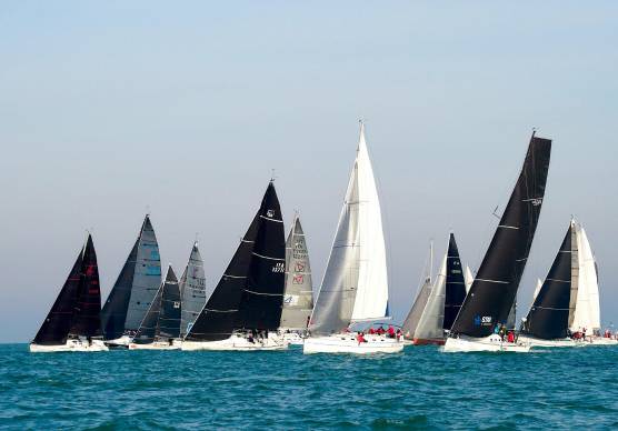 Marina di Ravenna, Campionato d’Inverno, barche impegnate nelle fasi della partenza