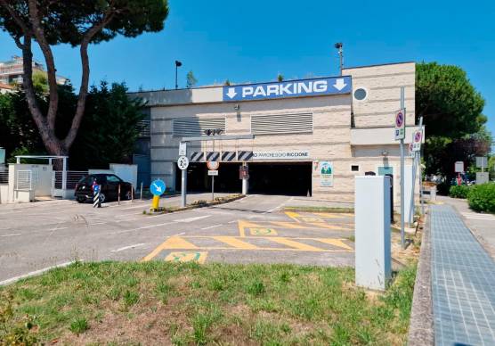 Riccione, il parcheggio multipiano della stazione gratis ai pendolari con abbonamento ferroviario