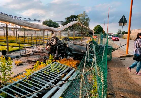 Cesena, incidente in via Cerchia di Martorano: perde il controllo dell’auto e si schianta contro le serre