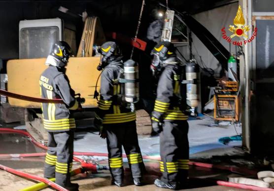 Dovadola, incendio al capannone agricolo con bombole di gpl e acetilene: area messa in sicurezza VIDEO