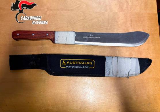 Lido Adriano, sfreccia a tutta velocità verso il mare, i Carabinieri lo fermano e dall’auto spunta un grosso machete