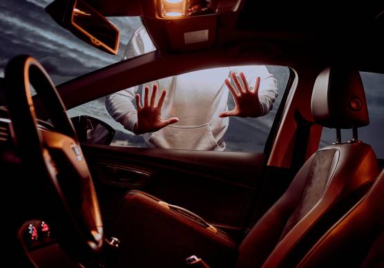 Rimini, prova a rubare un’auto proprio mentre passa la Polizia: 27enne arrestato