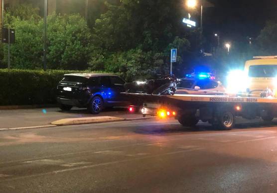 La moto sul carro attrezzi e il Range Rover coinvolto nell’incidente