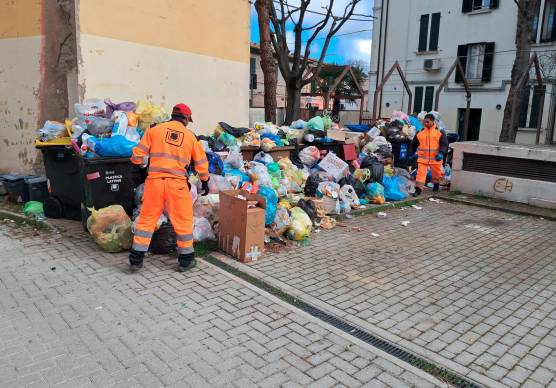 Gli operatori di Alea mentre rimuovono i rifiuti