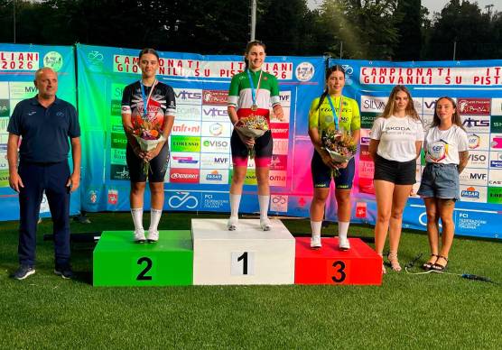 A sinistra il podio dell’Omnium Allievi con Niccolò Astara, a destra quello Allieve con Teodora Castelli