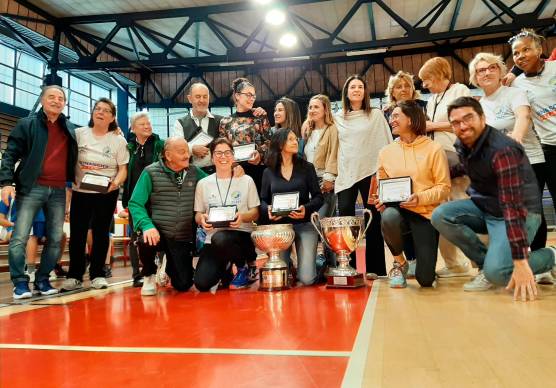 Paolo Jommi, in basso a sinistra con giacchetto e felpa verde, nel giorno della reunion della pallamano, la sua grande passione per almeno 15 anni