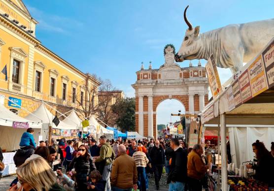 Santarcangelo, l’appello verso la Fiera dei Becchi: “Parcheggiate con criterio, no alla sosta selvaggia”