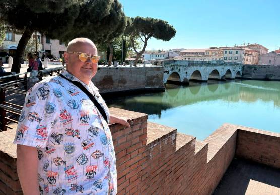 Il cuoco Achim Müller davanti al Ponte di Tiberio