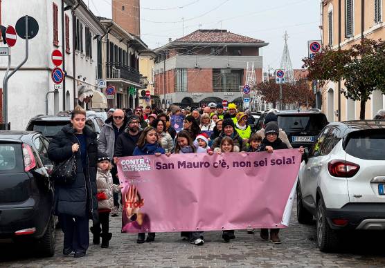 San Mauro Pascoli, in cinquecento alla camminata solidale anti violenza: «Non sei sola»