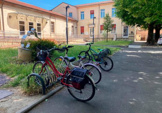 Le bici posteggiate fuori dalla sede di Quartiere in via Serraglio