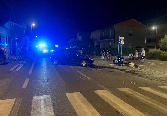 Incidente sulla via Ravennate a Martorano di Cesena: gravissimo centauro dopo lo schianto in moto - auto VIDEO