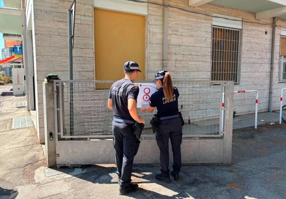 Cesena, degrado in Sobborgo Comandini, chiuso il parcheggio tra lo scetticismo dei residenti: “Tanto gli sbandati scavalcano”
