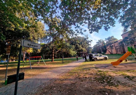 Usano i giochi del parco riservati ai bambini, due denunciati
