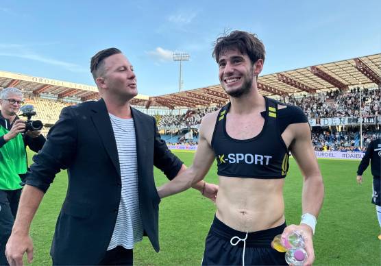 L’azionista di maggioranza Mike Melby insieme a Cristian Shpendi dopo Cesena-Palermo di un anno fa foto zanotti