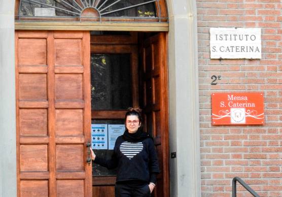 Francesca Albonetti sulla soglia dell’Istituto Santa Caterina (foto mmph)