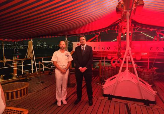Il sindaco Alessandro Barattoni a bordo dell’Amerigo Vespucci accanto al Capitano di Vascello Nicasio Falica
