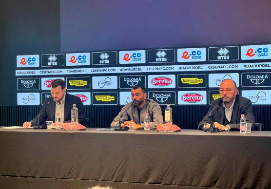 Ashley Cole (al centro) tra il traduttore e il dg Corrado Di Taranto (Foto Zanotti)