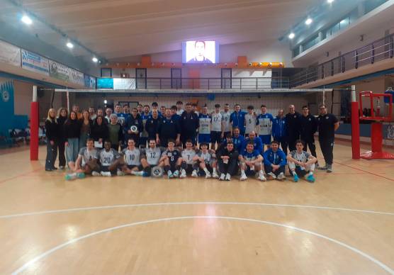 Le tre squadre partecipanti posano insieme in mezzo al campo