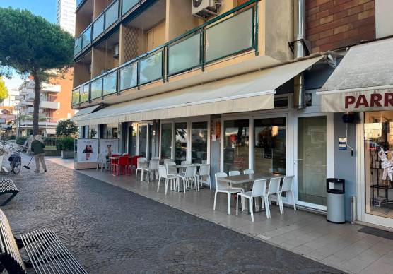 Cesenatico, furto notturno in una manciata di secondi al ristorante di viale Carducci VIDEO