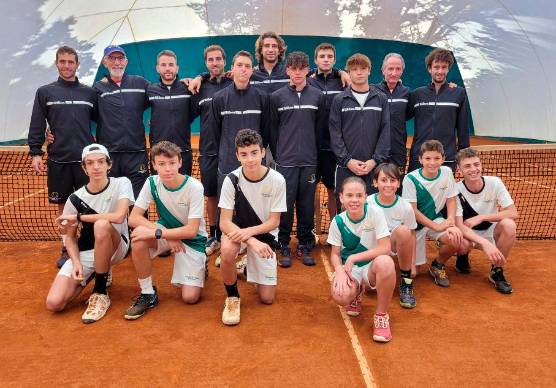 Le squadre agonistiche del Tc Viserba con i tecnici del circolo riminese