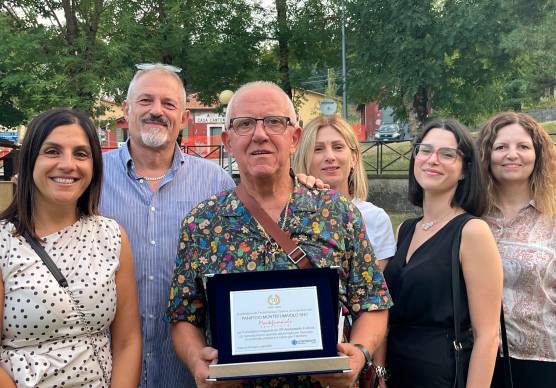 Luciano Guerra premiato da Cristina Ghera, responsabile Confartigianato di San Piero in Bagno