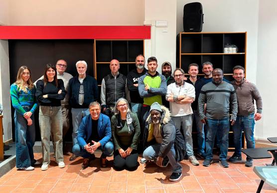 I dipendenti insieme ai funzionari di Confcooperative, i rappresentanti Fiom Cgil e i sindaci Valenti e Monti