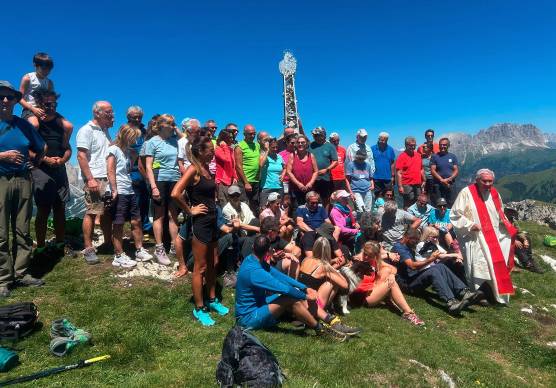 Don Giovanni (a destra) con il gruppo dei forlivesi che lo hanno accompagnato