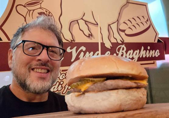 La sfida di “Pane, Vino e Baghino”: “L’hamburger più economico di Rimini, se ne trovate uno che costa meno, fatemi sapere”